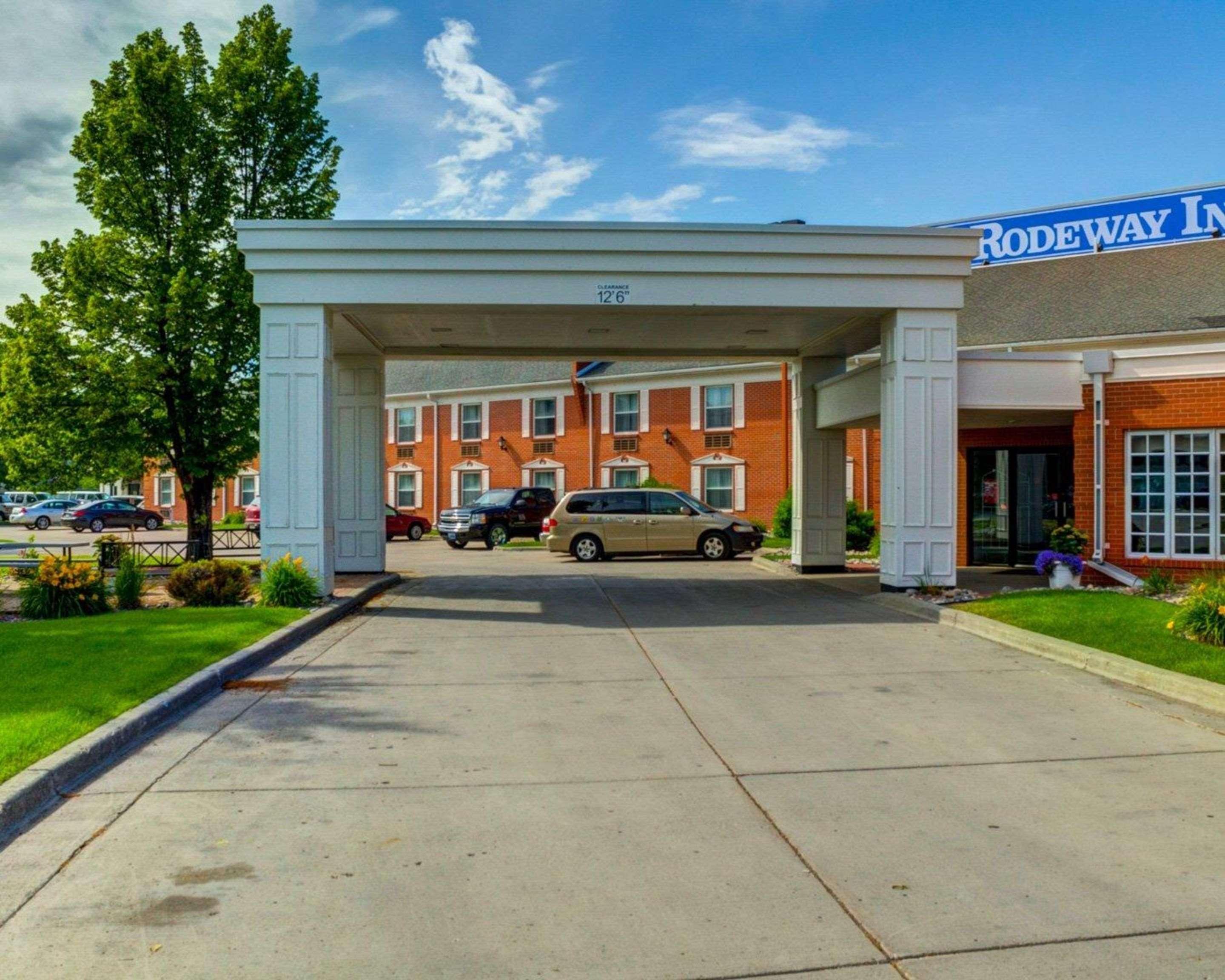 Rodeway Inn Columbia Mall Loop Grand Forks Exterior photo